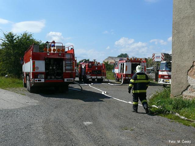 foto01.jpg - K poru se sjely jednotky: HZS Beroun, SDH Drahelice, SDH Rudn, SDH Oech a SDH Vysok jezd