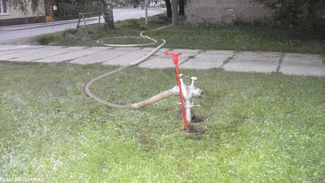 foto74.jpg - Voda byla doplovna z hydrantu "u Raboch"