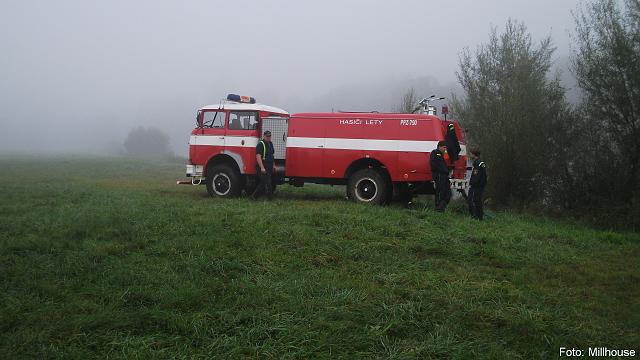 DSCF2182.JPG - Voda se doplovala do CAS JSDH Lety