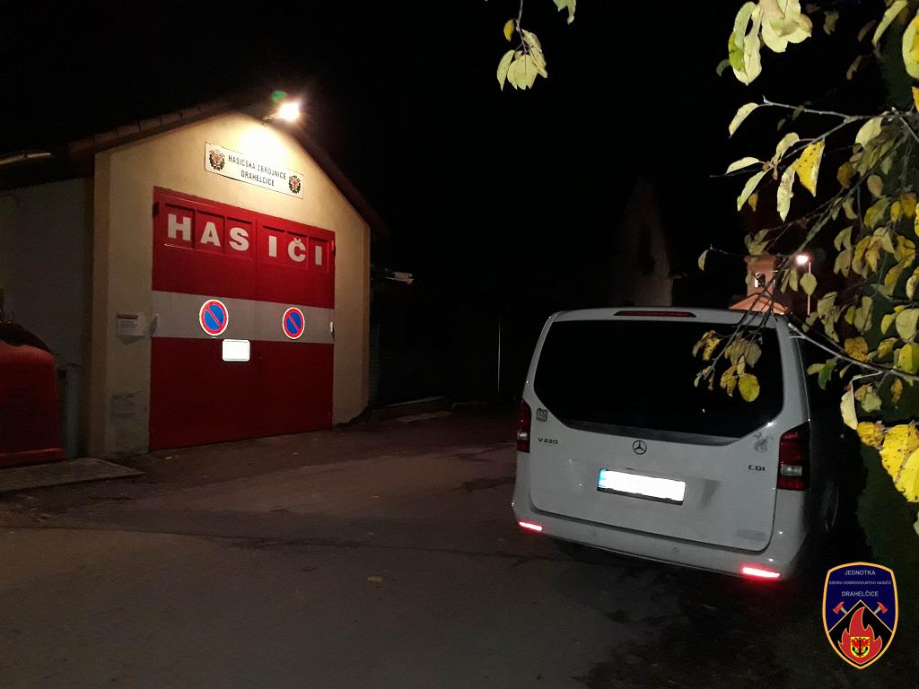 20181107_173533.jpg - Bohuel, idii nm stle parkuj ped vraty...